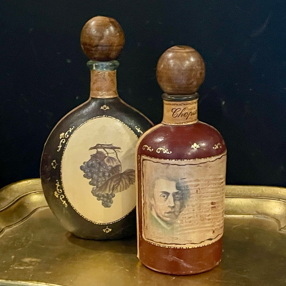 VINTAGE  ITALIAN LEATHER COVERED WINE BOTTLEs BAR DECANTERS WITH STOPPERS